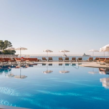 Outdoor swimming pool overlooking the Mediterranean at Le Méridien Beach Plaza Monaco